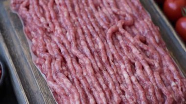 Çiğ et ya da domuz eti, hamburger ya da diğer yemekler için taze et. Yemek arkaplanı olarak çiğ et.