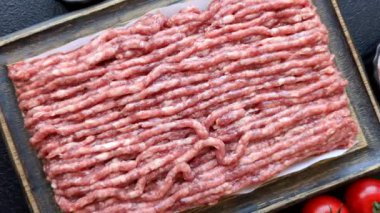 Çiğ et ya da domuz eti, hamburger ya da diğer yemekler için taze et. Yemek arkaplanı olarak çiğ et.