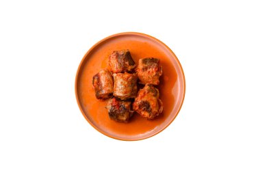 Domates sosunda haşlanmış balık, biberli güveç ve havuç. Tasarımınız için yemek arkaplanı olarak domates soslu haşlama balık..