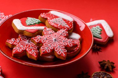 Zencefilli çörek, Noel kurabiyesi ya da şenlikli bir aile sofrası için tatlı. Noel zencefilli ekmeği tasarımınız için bir şenlik arka planıdır.