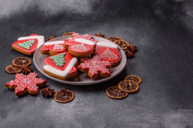Zencefilli çörek, Noel kurabiyesi ya da şenlikli bir aile sofrası için tatlı. Noel zencefilli ekmeği tasarımınız için bir şenlik arka planıdır.