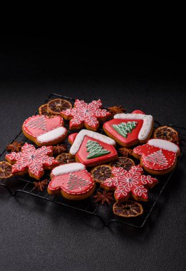 Zencefilli çörek, Noel kurabiyesi ya da şenlikli bir aile sofrası için tatlı. Noel zencefilli ekmeği tasarımınız için bir şenlik arka planıdır.