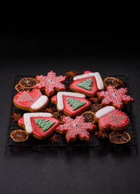 Zencefilli çörek, Noel kurabiyesi ya da şenlikli bir aile sofrası için tatlı. Noel zencefilli ekmeği tasarımınız için bir şenlik arka planıdır.