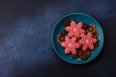 Zencefilli çörek, Noel kurabiyesi ya da şenlikli bir aile sofrası için tatlı. Noel zencefilli ekmeği tasarımınız için bir şenlik arka planıdır.