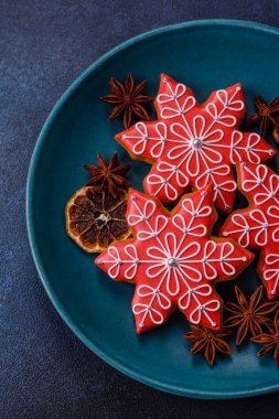 Zencefilli çörek, Noel kurabiyesi ya da şenlikli bir aile sofrası için tatlı. Noel zencefilli ekmeği tasarımınız için bir şenlik arka planıdır.