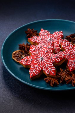 Zencefilli çörek, Noel kurabiyesi ya da şenlikli bir aile sofrası için tatlı. Noel zencefilli ekmeği tasarımınız için bir şenlik arka planıdır.