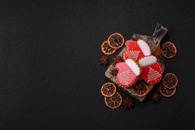 Zencefilli çörek, Noel kurabiyesi ya da şenlikli bir aile sofrası için tatlı. Noel zencefilli ekmeği tasarımınız için bir şenlik arka planıdır.