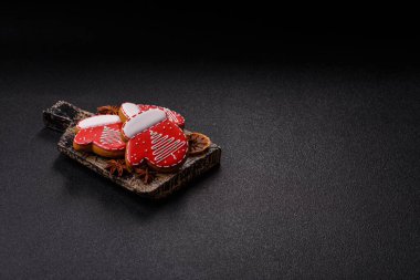 Zencefilli çörek, Noel kurabiyesi ya da şenlikli bir aile sofrası için tatlı. Noel zencefilli ekmeği tasarımınız için bir şenlik arka planıdır.