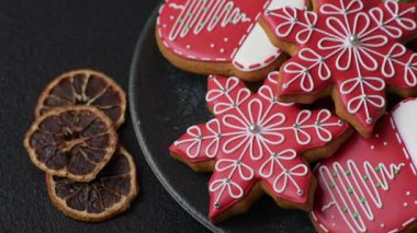 Zencefilli çörek, Noel kurabiyesi ya da şenlikli bir aile sofrası için tatlı. Noel zencefilli ekmeği tasarımınız için bir şenlik arka planıdır.