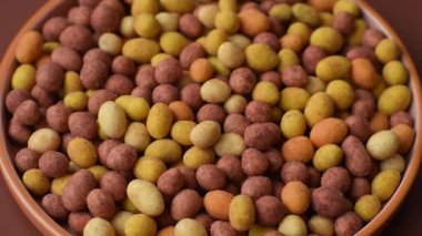 Yiyecek, tuz ve paprikayla kaplı fındık, protein kaynağı olarak da fıstık. Tasarımınız için yemek arkaplanı olarak kırmızı biberli tuzlu fıstık.