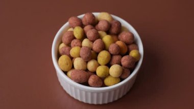 Yiyecek, tuz ve paprikayla kaplı fındık, protein kaynağı olarak da fıstık. Tasarımınız için yemek arkaplanı olarak kırmızı biberli tuzlu fıstık.