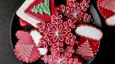 Zencefilli çörek, Noel kurabiyesi ya da şenlikli bir aile sofrası için tatlı. Noel zencefilli ekmeği tasarımınız için bir şenlik arka planıdır.