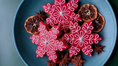 Zencefilli çörek, Noel kurabiyesi ya da şenlikli bir aile sofrası için tatlı. Noel zencefilli ekmeği tasarımınız için bir şenlik arka planıdır.