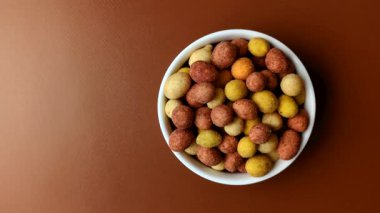 Yiyecek, tuz ve paprikayla kaplı fındık, protein kaynağı olarak da fıstık. Tasarımınız için yemek arkaplanı olarak kırmızı biberli tuzlu fıstık.