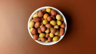 Yiyecek, tuz ve paprikayla kaplı fındık, protein kaynağı olarak da fıstık. Tasarımınız için yemek arkaplanı olarak kırmızı biberli tuzlu fıstık.