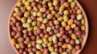 Yiyecek, tuz ve paprikayla kaplı fındık, protein kaynağı olarak da fıstık. Tasarımınız için yemek arkaplanı olarak kırmızı biberli tuzlu fıstık.