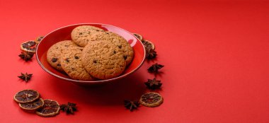 Yemek, yulaf ezmesi, çikolatalı üzümlü kurabiye, tatlı ya da kahvaltı pastası. Yulaf ezmeli çikolatalı kurabiyeler tasarımınız için gıda arka planıdır.