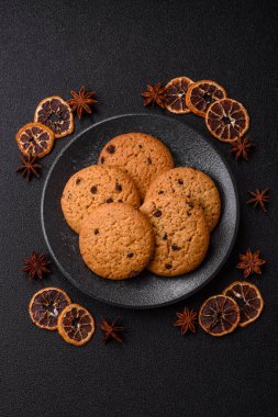 Yemek, yulaf ezmesi, çikolatalı üzümlü kurabiye, tatlı ya da kahvaltı pastası. Yulaf ezmeli çikolatalı kurabiyeler tasarımınız için gıda arka planıdır.