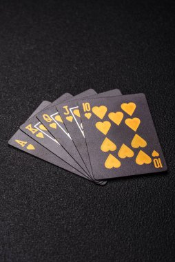 Kumarhanede poker oynuyorum. Fişler, bahisler ve risklerle. Kartlar ve çipler siyah üzerine tasarımın için arka plan olarak hissedildi