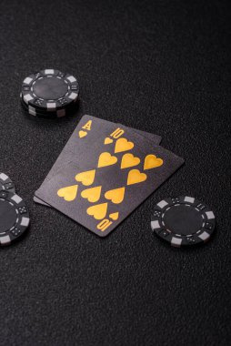 Kumarhanede kumar oynamak, kumar oynamak, kumar oynamak ve risk almak. Kartlar ve çipler siyah üzerine tasarımın için arka plan olarak hissedildi