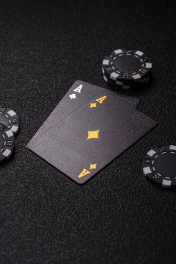 Kumarhanede kumar oynamak, kumar oynamak, kumar oynamak ve risk almak. Kartlar ve çipler siyah üzerine tasarımın için arka plan olarak hissedildi