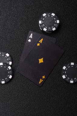 Kumarhanede kumar oynamak, kumar oynamak, kumar oynamak ve risk almak. Kartlar ve çipler siyah üzerine tasarımın için arka plan olarak hissedildi