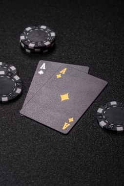 Kumarhanede kumar oynamak, kumar oynamak, kumar oynamak ve risk almak. Kartlar ve çipler siyah üzerine tasarımın için arka plan olarak hissedildi