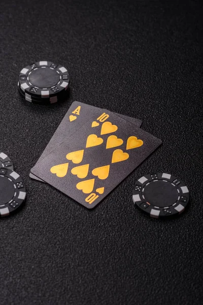 Kumarhanede kumar oynamak, kumar oynamak, kumar oynamak ve risk almak. Kartlar ve çipler siyah üzerine tasarımın için arka plan olarak hissedildi