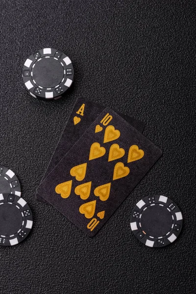 Kumarhanede kumar oynamak, kumar oynamak, kumar oynamak ve risk almak. Kartlar ve çipler siyah üzerine tasarımın için arka plan olarak hissedildi