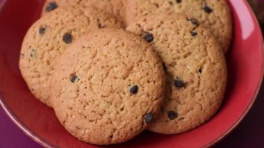 Yemek, yulaf ezmesi, çikolatalı üzümlü kurabiye, tatlı ya da kahvaltı pastası. Yulaf ezmeli çikolatalı kurabiye.