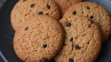 Yemek, yulaf ezmesi, çikolatalı üzümlü kurabiye, tatlı ya da kahvaltı pastası. Yulaf ezmeli çikolatalı kurabiye.