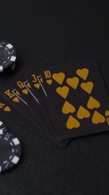 Kumarhanede poker oynuyorum. Fişler, bahisler ve risklerle. Siyah keçeli kağıt ve çipler
