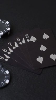 Kumarhanede poker oynuyorum. Fişler, bahisler ve risklerle. Siyah keçeli kağıt ve çipler
