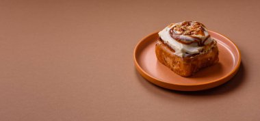 Cinnabon, tarçınlı tatlı çörek, yüksek kalorili çörek ya da rulo. Tarçınlı tarçın tasarımınız için gıda arka planıdır