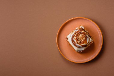 Cinnabon, tarçınlı tatlı çörek, yüksek kalorili çörek ya da rulo. Tarçınlı tarçın tasarımınız için gıda arka planıdır