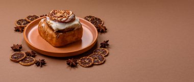 Cinnabon, tarçınlı tatlı çörek, yüksek kalorili çörek ya da rulo. Tarçınlı tarçın tasarımınız için gıda arka planıdır