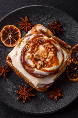 Cinnabon, tarçınlı tatlı çörek, yüksek kalorili çörek ya da rulo. Tarçınlı tarçın tasarımınız için gıda arka planıdır