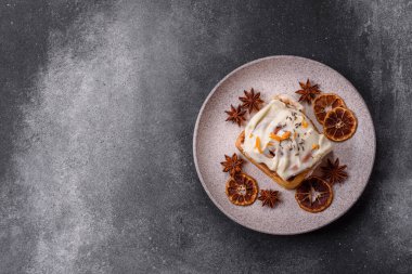 Cinnabon, tarçınlı tatlı çörek, yüksek kalorili çörek ya da rulo. Tarçınlı tarçın tasarımınız için gıda arka planıdır