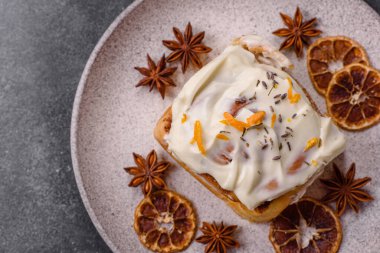 Cinnabon, tarçınlı tatlı çörek, yüksek kalorili çörek ya da rulo. Tarçınlı tarçın tasarımınız için gıda arka planıdır