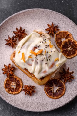 Cinnabon, tarçınlı tatlı çörek, yüksek kalorili çörek ya da rulo. Tarçınlı tarçın tasarımınız için gıda arka planıdır