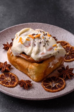 Cinnabon, tarçınlı tatlı çörek, yüksek kalorili çörek ya da rulo. Tarçınlı tarçın tasarımınız için gıda arka planıdır