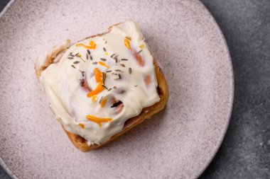 Cinnabon, tarçınlı tatlı çörek, yüksek kalorili çörek ya da rulo. Tarçınlı tarçın tasarımınız için gıda arka planıdır