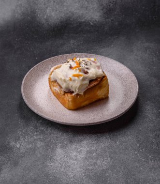 Cinnabon, tarçınlı tatlı çörek, yüksek kalorili çörek ya da rulo. Tarçınlı tarçın tasarımınız için gıda arka planıdır