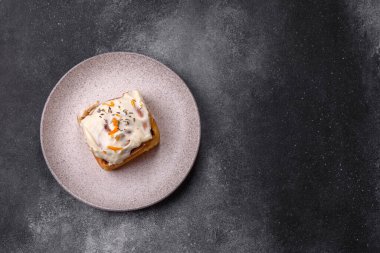 Cinnabon, tarçınlı tatlı çörek, yüksek kalorili çörek ya da rulo. Tarçınlı tarçın tasarımınız için gıda arka planıdır