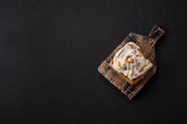 Cinnabon, tarçınlı tatlı çörek, yüksek kalorili çörek ya da rulo. Tarçınlı tarçın tasarımınız için gıda arka planıdır