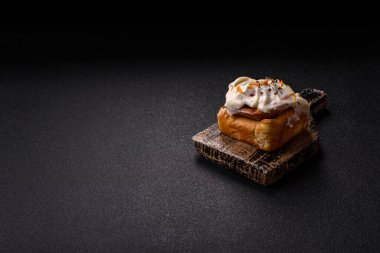 Cinnabon, tarçınlı tatlı çörek, yüksek kalorili çörek ya da rulo. Tarçınlı tarçın tasarımınız için gıda arka planıdır