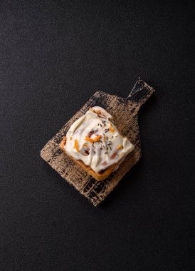 Cinnabon, tarçınlı tatlı çörek, yüksek kalorili çörek ya da rulo. Tarçınlı tarçın tasarımınız için gıda arka planıdır