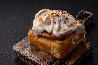 Cinnabon, tarçınlı tatlı çörek, yüksek kalorili çörek ya da rulo. Tarçınlı tarçın tasarımınız için gıda arka planıdır