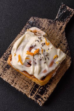 Cinnabon, tarçınlı tatlı çörek, yüksek kalorili çörek ya da rulo. Tarçınlı tarçın tasarımınız için gıda arka planıdır