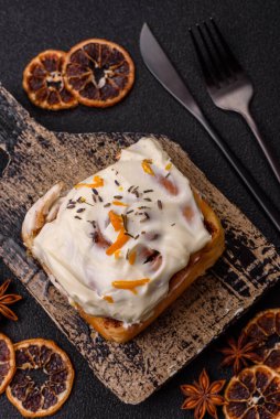 Cinnabon, tarçınlı tatlı çörek, yüksek kalorili çörek ya da rulo. Tarçınlı tarçın tasarımınız için gıda arka planıdır